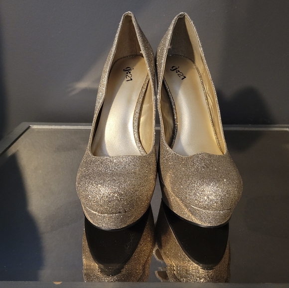 G21 Gold Glitter Pumps 8.5 - Picture 2 of 4